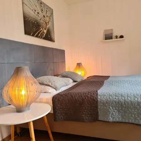 Tini Sauna Basen Δωμάτια σε οικογενειακή κατοικία